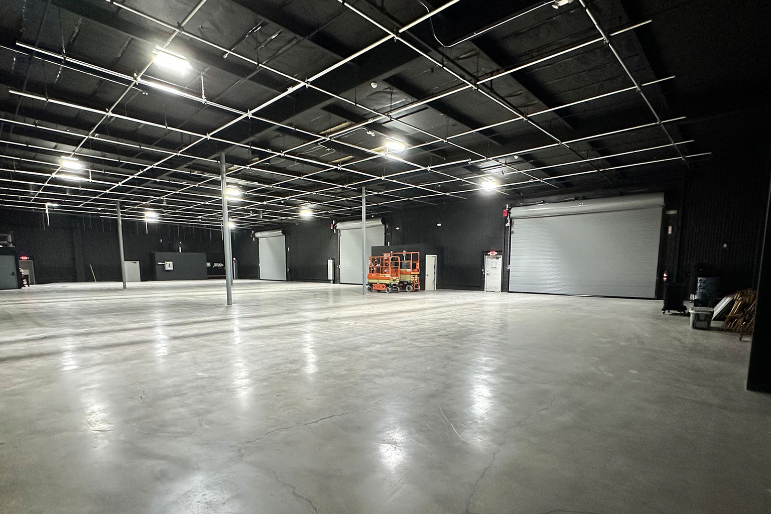 Stage 1 - Spacious shooting area designed for lighting rigs and set builds. Efficient load-in access and adaptable floor configuration. lighting rigs and set builds.